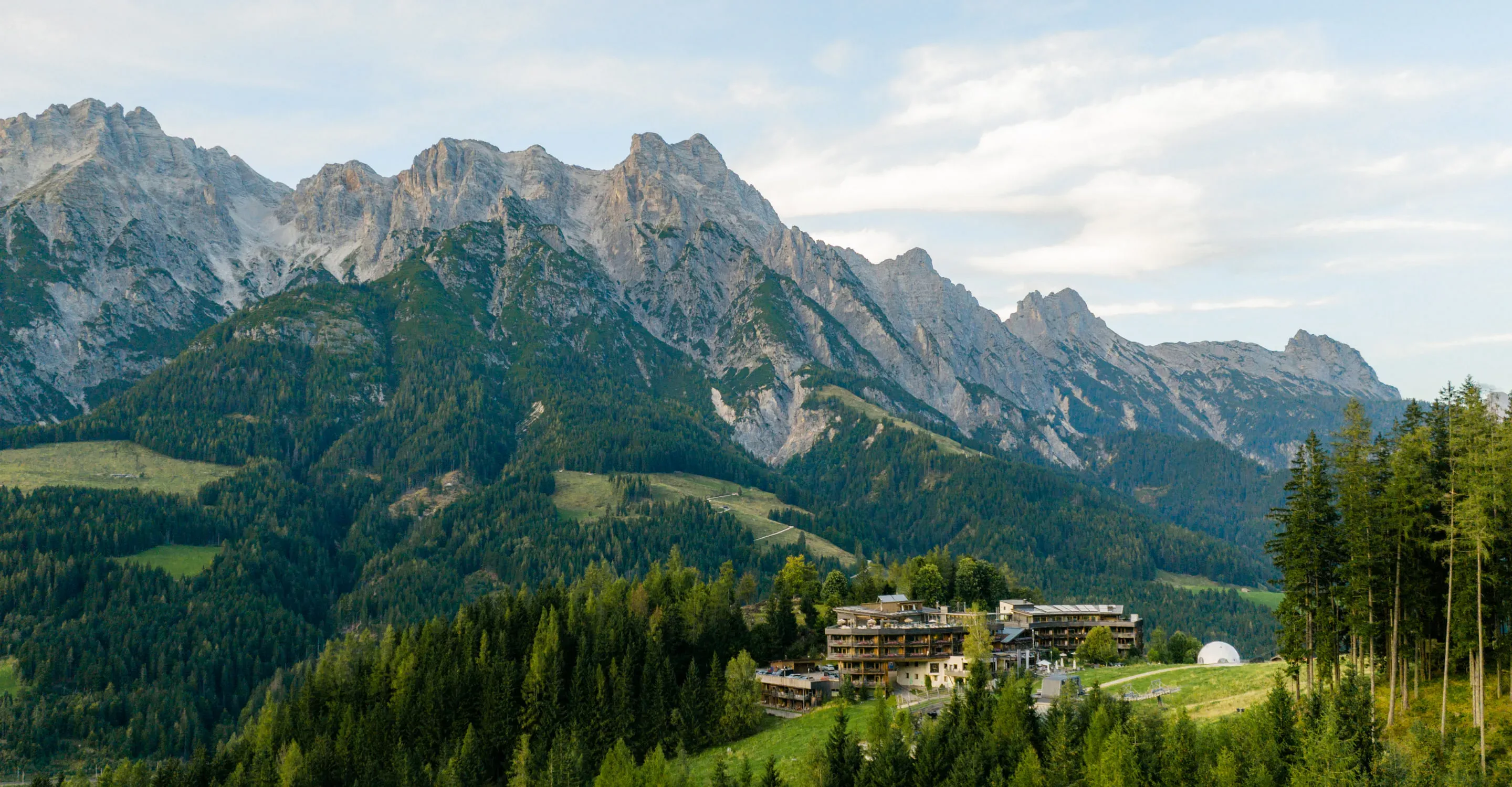 Berglandschaft mit umfangreichem Wald und Unterkunft