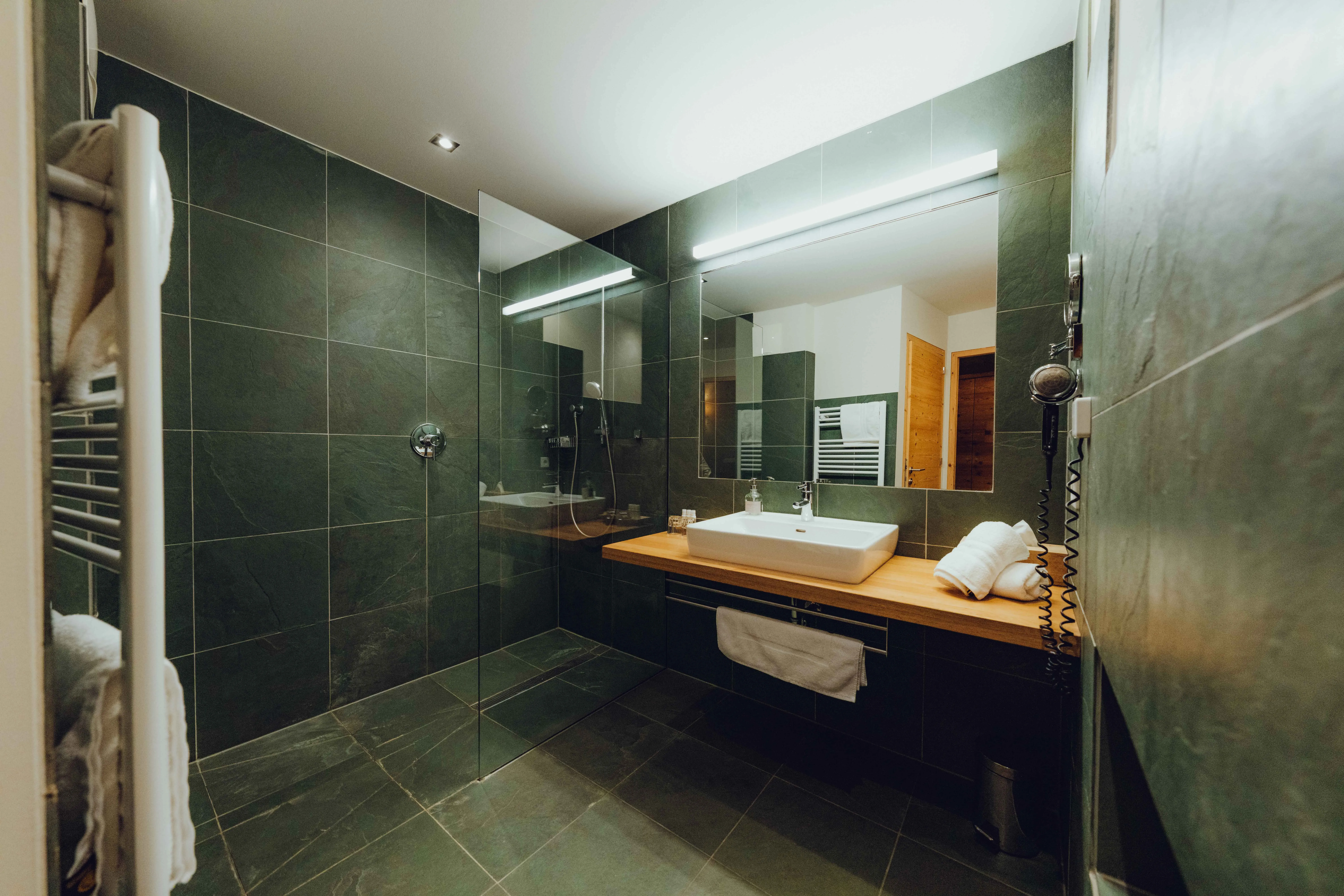 Hotelbadezimmer mit Spiegel