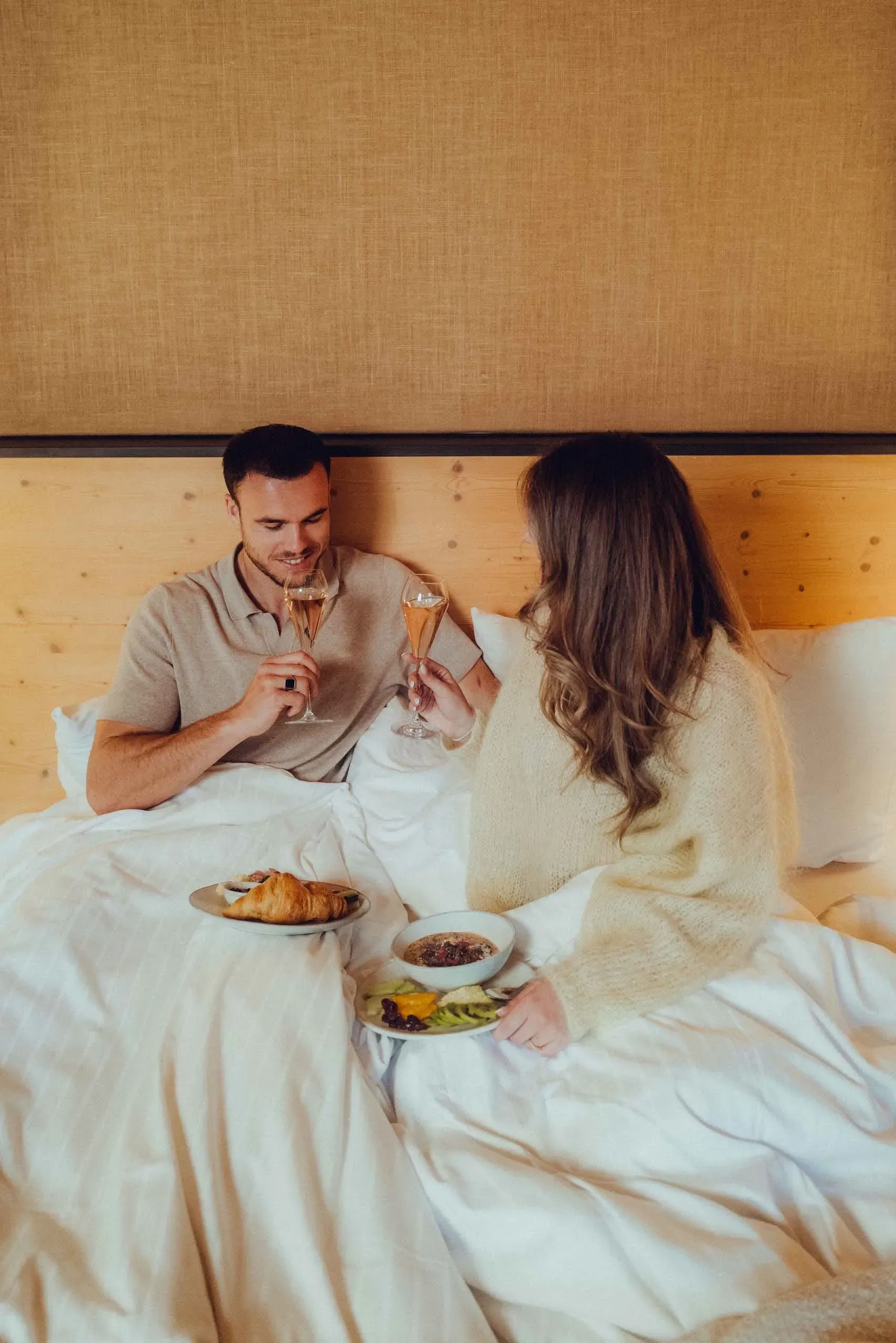 Verliebtes Paar genießt Frühstück im Bett
